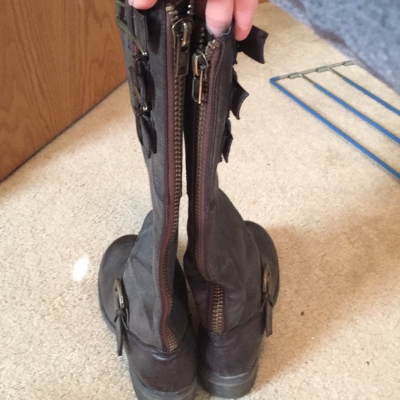 Distressed boots - Picture 3 of 4